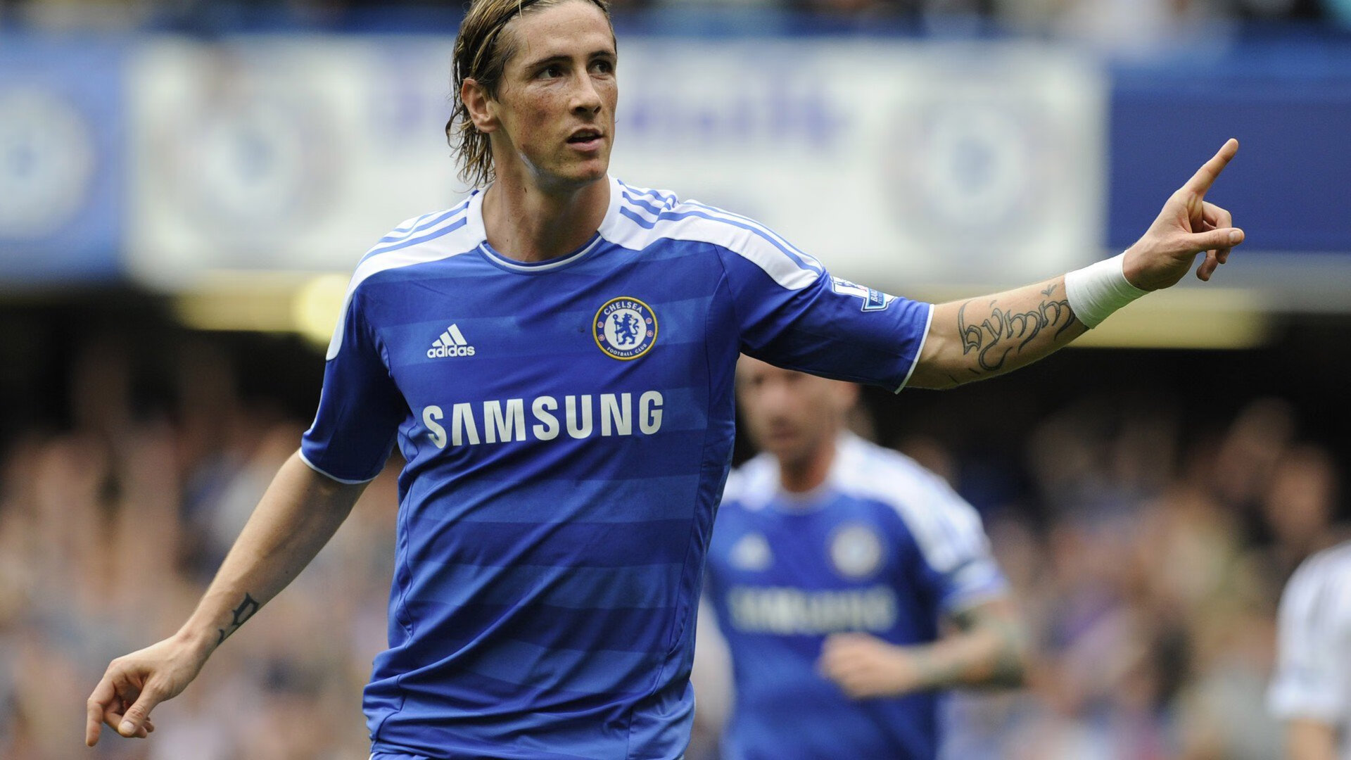 日本联赛球员进球后翻越围栏庆祝